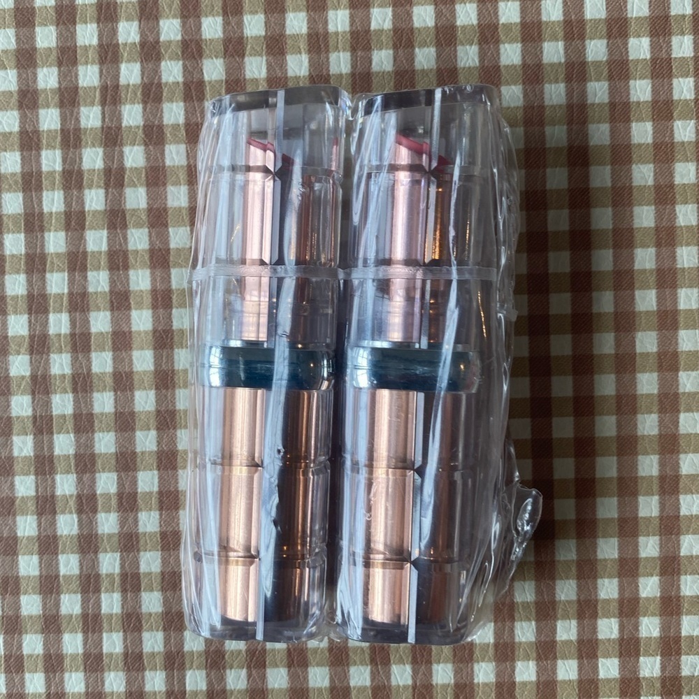 Set of 2‎ L’Oréal guava plump lipsticks. NEW. SEALED
